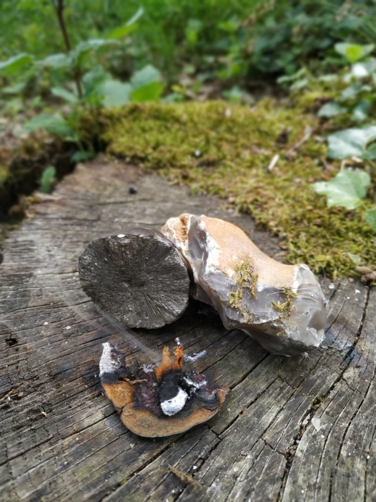 Marcassite, silex et amadou embrasé.
