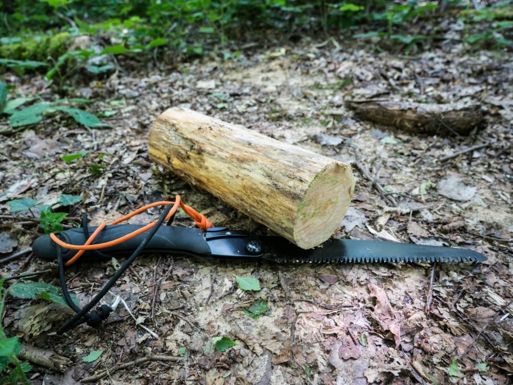 Bûche découpée en vue de préparer une torche suédoise