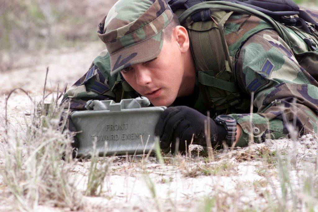 Un soldat pose une mine claymore M18A1, on peut y lire la célèbre inscription "Front Toward Enemy".
