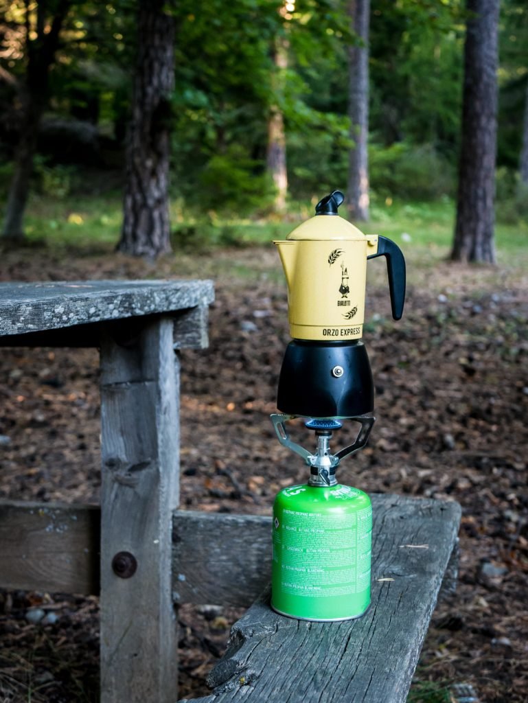 Une cafetière italienne et un réchaud à gaz permettent de préparer facilement et rapidement un bon café sur le terrain.