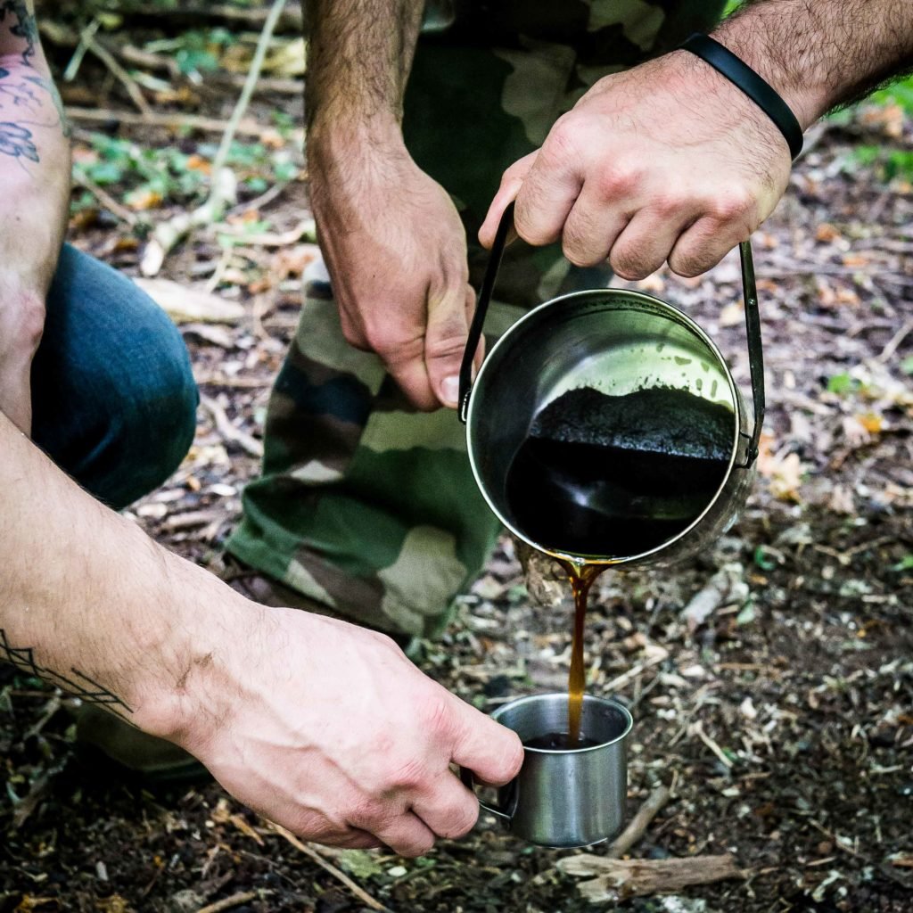 La méthode du café kettlebell ne demande qu'un matériel minimal pour préparer un bon café sur le terrain.
