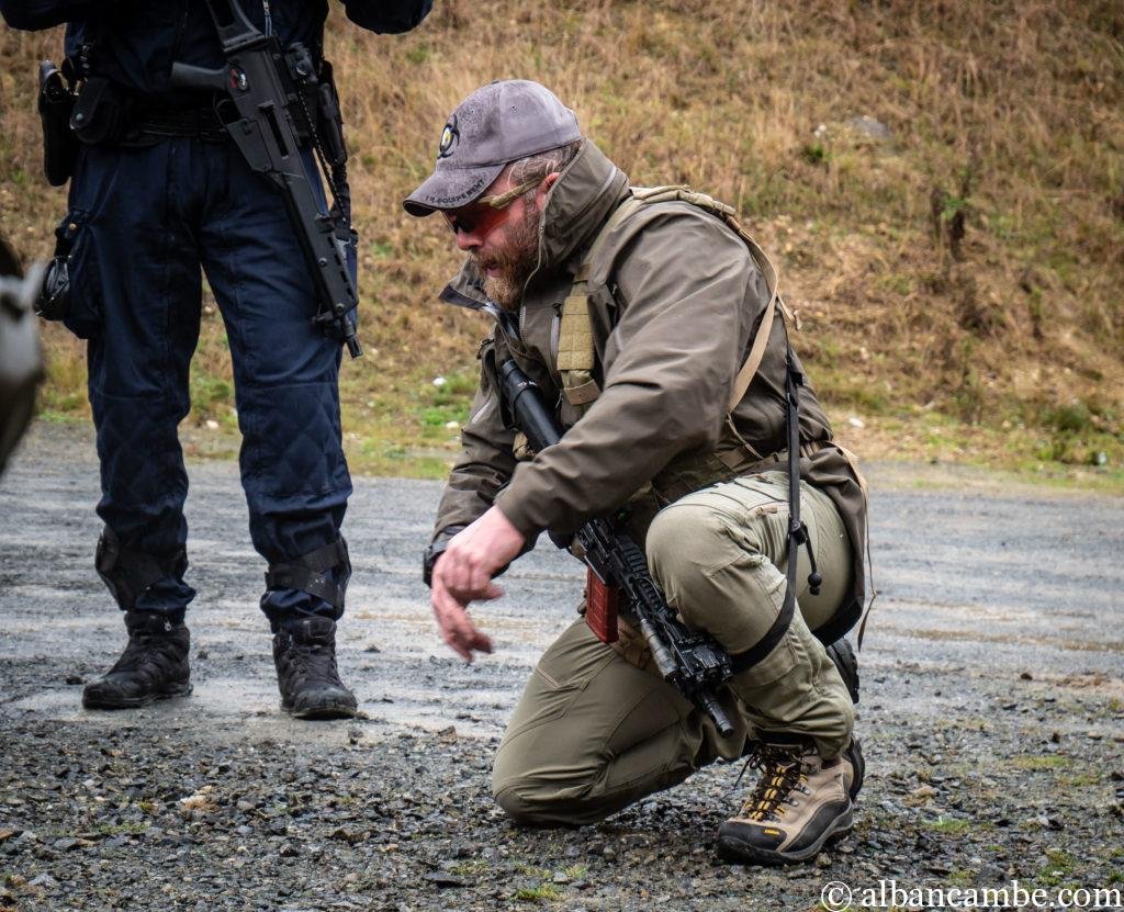 Instructor Zero démontre l'intérêt d'une sangle deux points pour maintenir son arme tout en traitant un blessé.