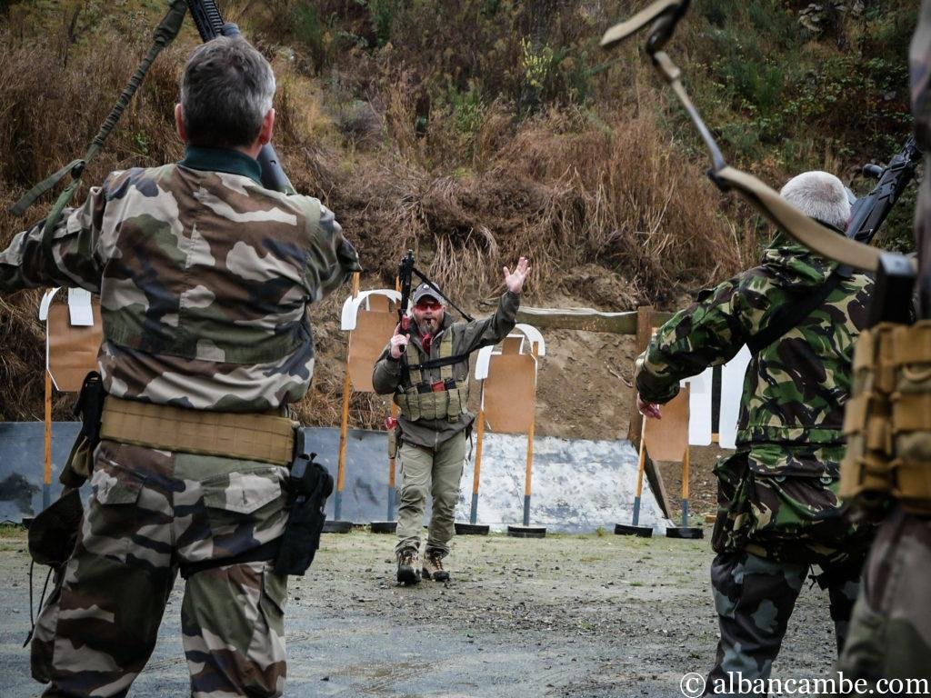 Instructor Zero propose de nombreux exercices de manipulation de l’arme avec sangle qui confinent à la jonglerie. © Alban Cambe