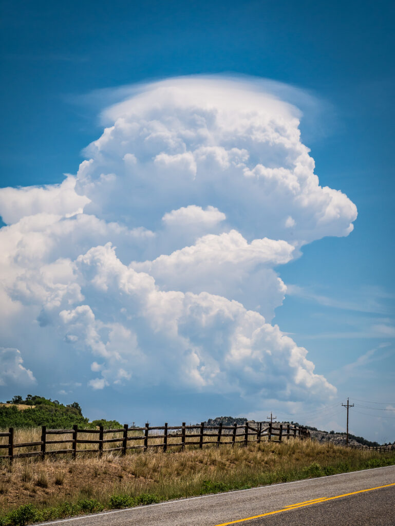 Cumulonimbus en extension verticale coiffé de son pileus