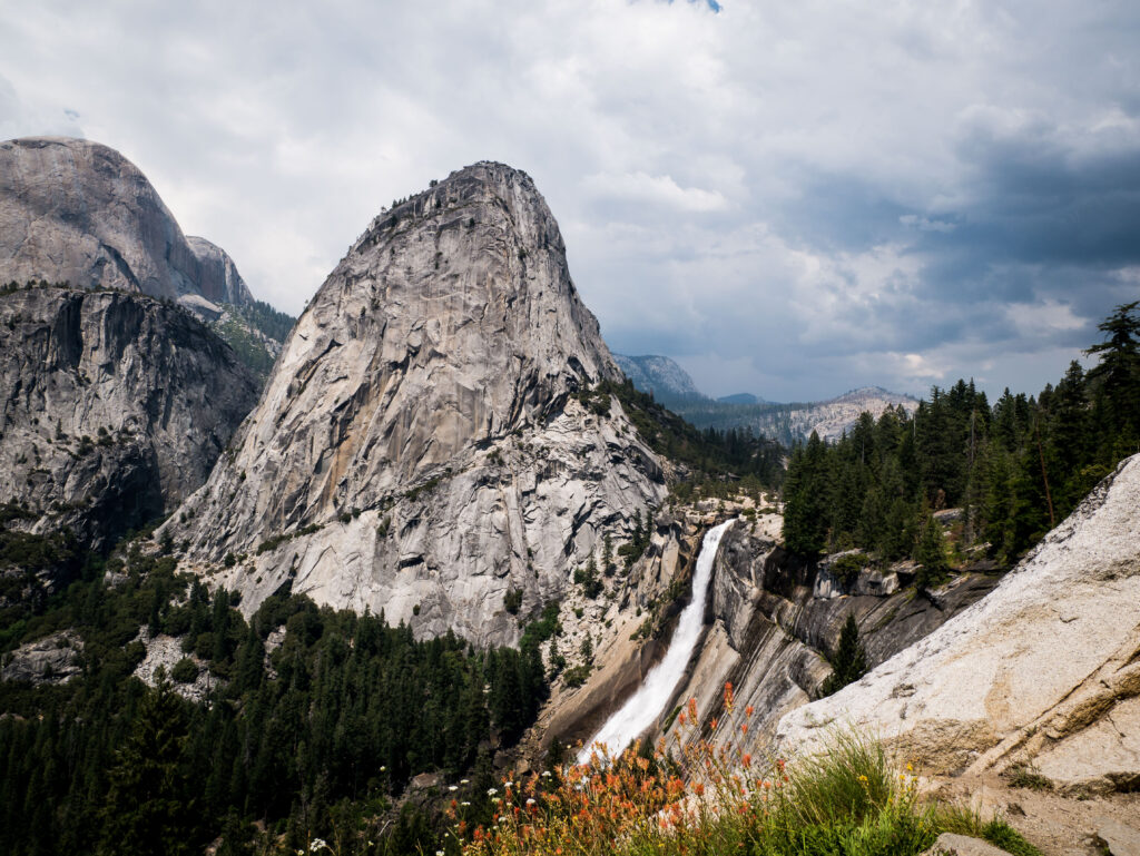 Nevada Falls au pied du pic Liberty Cap
