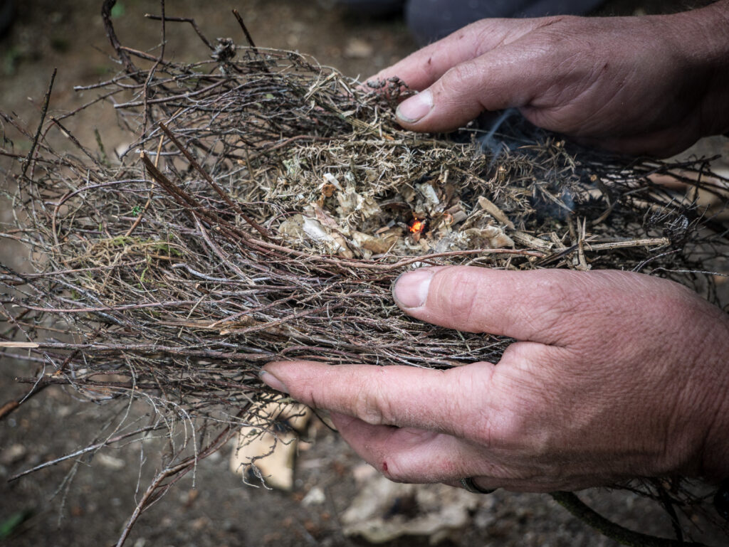 Un nid fibreux efficace pour produire des flammes doit combiner plusieurs propagateurs de braises