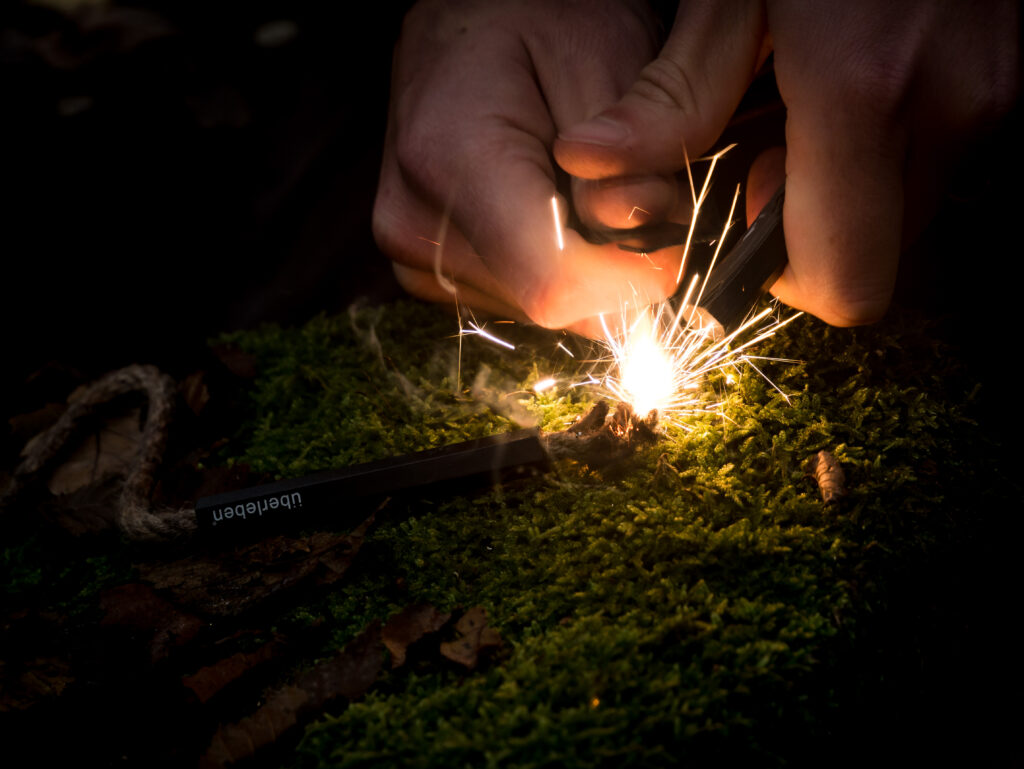 Des étincelles tirées d&rsquo;une pierre à feu pour produire des flammes